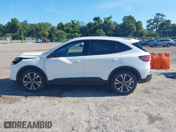 2022 Ford Escape SE z VIN 1FMCU0G64NUB84513, wystawiony jako IAAI lot #42579903 z przebiegiem 44 546 mil mil oraz . Historia ofert i sprzedaży dostępna na DreamBid. Obrazek 15.