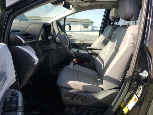 2025 Toyota Sienna XLE with VIN 5TDYRKEC3SS242899, listed as a Copart auction lot 54617665 with 1,830 mi miles and Clean Title. Bid and sale history available at DreamBid. Image 7.
