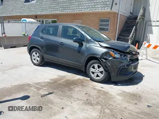 2020 Chevrolet Trax LS z VIN 3GNCJKSB0LL206339, wystawiony jako IAAI lot #42224272 z przebiegiem 86 598 mil mil oraz . Historia ofert i sprzedaży dostępna na DreamBid. Obrazek 1.