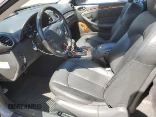 2005 Mercedes-Benz CLK 320 z VIN WDBTJ65J95F129288, wystawiony jako Copart lot #52433525 z przebiegiem 133 344 mil mil oraz Szkoda całkowita • Salvage title. Historia ofert i sprzedaży dostępna na DreamBid. Obrazek 7.