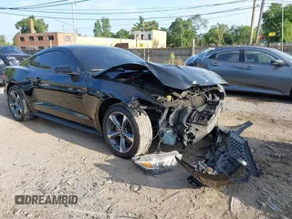 2015 Ford Mustang EcoBoost z VIN 1FA6P8TH1F5303375, wystawiony jako IAAI lot #40158795 z przebiegiem 134 668 mil mil oraz . Historia ofert i sprzedaży dostępna na DreamBid. Obrazek 1.