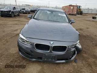 2018 BMW 3 Series 320i xDrive z VIN WBA8A3C57JA491717, wystawiony jako Copart lot #49509515 z przebiegiem 57 141 mil mil oraz Szkoda całkowita • Salvage title. Historia ofert i sprzedaży dostępna na DreamBid. Obrazek 5.