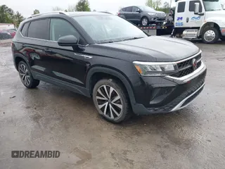2024 Volkswagen Taos SE z VIN 3VVSX7B27RM019264, wystawiony jako IAAI lot #41973957 z przebiegiem 28 153 mil mil oraz . Historia ofert i sprzedaży dostępna na DreamBid. Obrazek 1.
