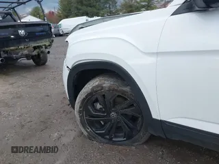 2022 Volkswagen Atlas SE z VIN 1V2KR2CA1NC555087, wystawiony jako IAAI lot #40921013 z przebiegiem 62 834 mil mil oraz . Historia ofert i sprzedaży dostępna na DreamBid. Obrazek 17.
