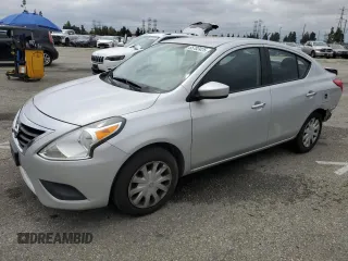 2015 Nissan Versa SV z VIN 3N1CN7APXFL852437, wystawiony jako Copart lot #55702425 z przebiegiem 100 021 mil mil oraz Szkoda całkowita • Salvage title. Historia ofert i sprzedaży dostępna na DreamBid. Obrazek 1.
