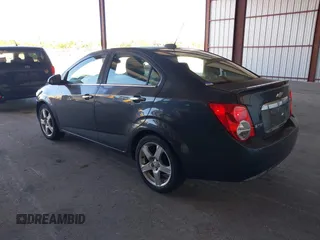 2016 Chevrolet Sonic LTZ z VIN 1G1JE5SB6G4160588, wystawiony jako IAAI lot #41843199 z przebiegiem 176 581 mil mil oraz . Historia ofert i sprzedaży dostępna na DreamBid. Obrazek 3.