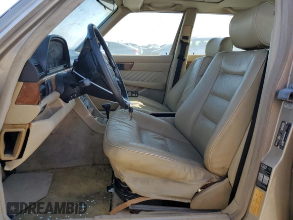1989 Mercedes-Benz 560 with VIN WDBCA39E8KA469603, listed as a Copart auction lot 82986634 with 81,490 mi miles and Clean Title. Bid and sale history available at DreamBid. Image 7.
