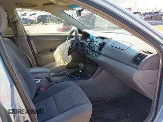 2005 Toyota Camry STD z VIN 4T1BE32K65U994854, wystawiony jako IAAI lot #42137074 z przebiegiem 104 051 mil mil oraz . Historia ofert i sprzedaży dostępna na DreamBid. Obrazek 5.