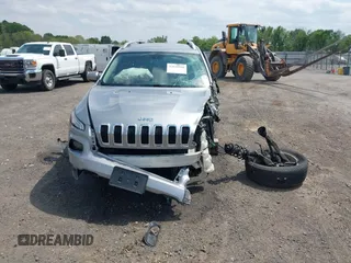 2016 Jeep Cherokee Latitude with VIN 1C4PJMCS2GW267423, listed as a IAAI auction lot 42018980 with 183,941 mi miles. Bid and sale history available at carsss.com. Image 12.