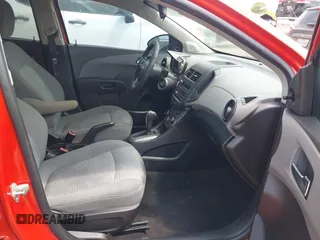 2012 Chevrolet Sonic LS z VIN 1G1JA6SH3C4116855, wystawiony jako IAAI lot #42513686 z przebiegiem Nie podano mil oraz . Historia ofert i sprzedaży dostępna na DreamBid. Obrazek 5.