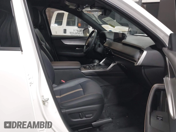 2024 Mazda CX-90 S Premium z VIN JM3KKDHCXR1103272, wystawiony jako IAAI lot #40301969 z przebiegiem 5 235 mil mil oraz . Historia ofert i sprzedaży dostępna na DreamBid. Obrazek 5.