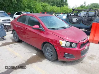 2014 Chevrolet Sonic LS z VIN 1G1JA5SH7E4105211, wystawiony jako IAAI lot #42692175 z przebiegiem 118 000 mil mil oraz . Historia ofert i sprzedaży dostępna na DreamBid. Obrazek 1.