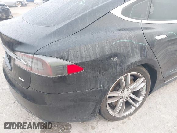 2015 Tesla Model S 85D with VIN 5YJSA1E24FF111120, listed as a IAAI auction lot 41471698 with 58,126 mi miles. Bid and sale history available at carsss.com. Image 21.
