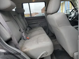 2007 Jeep Commander Sport z VIN 1J8HG48K97C527502, wystawiony jako Copart lot #52362625 z przebiegiem 156 639 mil mil oraz Czysty tytuł • Clean title. Historia ofert i sprzedaży dostępna na DreamBid. Obrazek 11.