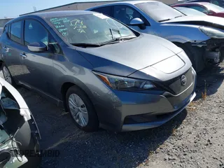 2025 Nissan LEAF S z VIN 1N4AZ1BV1SC550694, wystawiony jako IAAI lot #42086664 z przebiegiem 6 731 mil mil oraz . Historia ofert i sprzedaży dostępna na DreamBid. Obrazek 1.