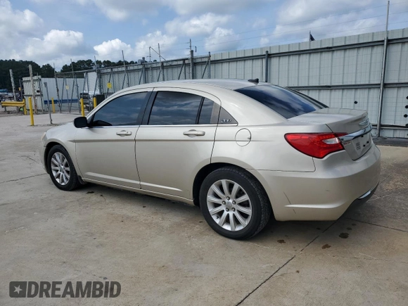 2014 Chrysler 200 Touring z VIN 1C3CCBBB6EN197723, wystawiony jako Copart lot #59495985 z przebiegiem 110 107 mil mil oraz Czysty tytuł • Clean title. Historia ofert i sprzedaży dostępna na DreamBid. Obrazek 2.
