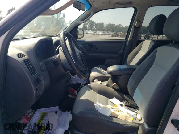 2004 Ford Escape XLS with VIN 1FMYU021X4DA07352, listed as a Copart auction lot 68909864 with 275,776 mi miles and Salvage Title. Bid and sale history available at DreamBid. Image 7.