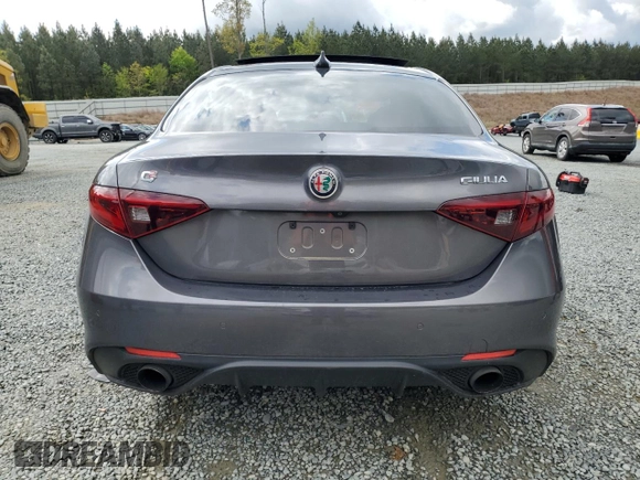 2018 Alfa Romeo Giulia Ti Sport z VIN ZARFAECN3J7576014, wystawiony jako Copart lot #52408195 z przebiegiem Nie podano mil oraz Szkody całkowita. Historia ofert i sprzedaży dostępna na DreamBid. Obrazek 6.
