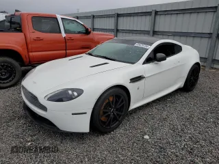 2013 Aston Martin Vantage z VIN SCFEKBAK4DGC17340, wystawiony jako Copart lot #85629734 z przebiegiem 34 975 mil mil oraz Szkoda całkowita • Salvage title. Historia ofert i sprzedaży dostępna na DreamBid. Obrazek 1.