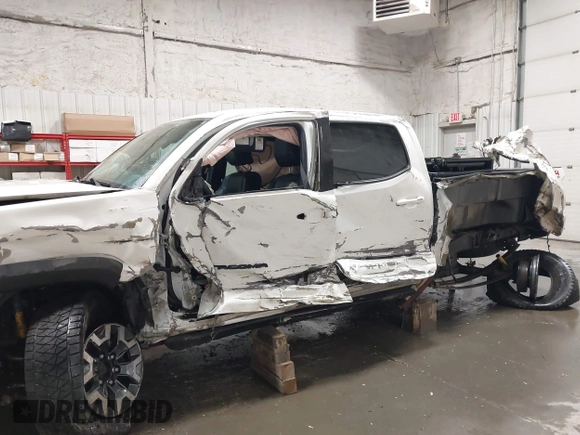 2021 Toyota Tacoma 4WD SR5 with VIN 3TMDZ5BN2MM113108, listed as a IAAI auction lot 41665105 with 1 mi miles. Bid and sale history available at carsss.com. Image 6.
