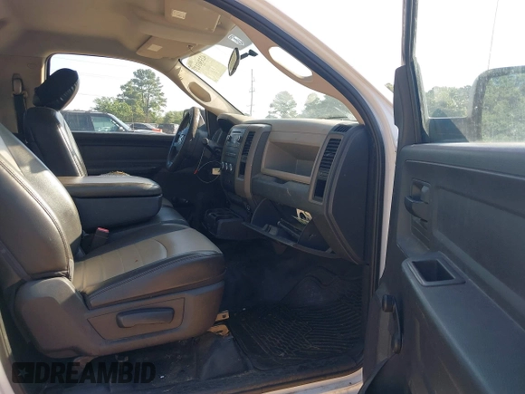2012 Ram 1500 ST z VIN 3C6JD6DP5CG244057, wystawiony jako IAAI lot #42330312 z przebiegiem 237 024 mil mil oraz . Historia ofert i sprzedaży dostępna na DreamBid. Obrazek 5.
