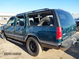 1996 GMC Suburban with VIN 1GKFK16R3TJ703465, listed as a IAAI auction lot 41325441 with 271,871 mi miles. Bid and sale history available at carsss.com. Image 3.