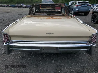 1965 Lincoln Continental z VIN 5Y86N428483, wystawiony jako Copart lot #56333345 z przebiegiem Nie podano mil oraz Szkoda całkowita • Salvage title. Historia ofert i sprzedaży dostępna na DreamBid. Obrazek 6.