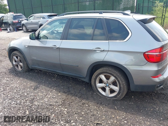 2013 BMW X5 xDrive50i with VIN 5UXZV8C58D0C16717, listed as a IAAI auction lot 42627144 with 165,724 mi miles and . Bid and sale history available at DreamBid. Image 3.