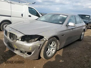 2013 BMW 5 Series 528i xDrive z VIN WBAXH5C51DD110966, wystawiony jako Copart lot #53949115 z przebiegiem 128 708 mil mil oraz Szkody całkowita. Historia ofert i sprzedaży dostępna na DreamBid. Obrazek 1.