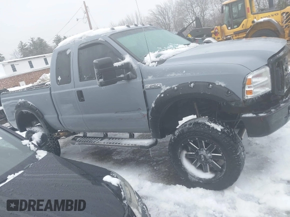 2006 Ford F-250 XL z VIN 1FTSX21526EB97324, wystawiony jako IAAI lot #41541311 z przebiegiem 73 721 mil mil oraz . Historia ofert i sprzedaży dostępna na DreamBid. Obrazek 13.