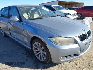 2011 BMW 3 Series 328i z VIN WBAPH5G50BNM81828, wystawiony jako IAAI lot #41288610 z przebiegiem 206 683 mil mil oraz . Historia ofert i sprzedaży dostępna na DreamBid. Obrazek 1.