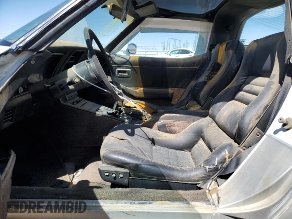 1982 Chevrolet Corvette z VIN 1G1AY8781C5121238, wystawiony jako Copart lot #47667705 z przebiegiem 34 307 mil mil oraz Czysty tytuł • Clean title. Historia ofert i sprzedaży dostępna na DreamBid. Obrazek 7.