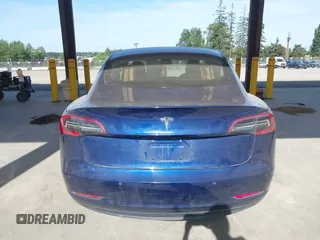 2018 Tesla Model 3 Long Range Battery z VIN 5YJ3E1EA6JF041970, wystawiony jako IAAI lot #42224514 z przebiegiem 79 744 mil mil oraz . Historia ofert i sprzedaży dostępna na DreamBid. Obrazek 16.