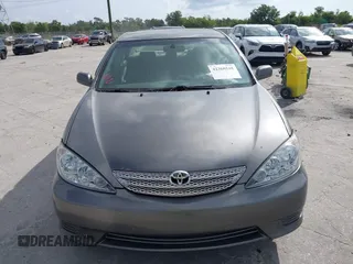 2005 Toyota Camry STD z VIN 4T1BE32K35U978160, wystawiony jako IAAI lot #42368548 z przebiegiem 163 954 mil mil oraz . Historia ofert i sprzedaży dostępna na DreamBid. Obrazek 6.