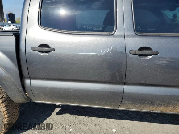 2013 Toyota Tacoma z VIN 3TMLU4EN0DM129808, wystawiony jako Copart lot #50353125 z przebiegiem 231 750 mil mil oraz Szkoda całkowita • Salvage title. Historia ofert i sprzedaży dostępna na DreamBid. Obrazek 12.