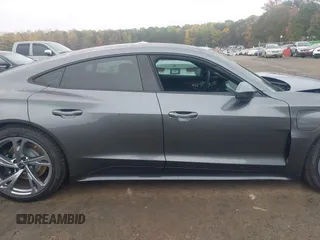 2024 Audi e-tron GT Premium Plus z VIN WAUFJBFW0R7000208, wystawiony jako IAAI lot #40787476 z przebiegiem 7 765 mil mil oraz . Historia ofert i sprzedaży dostępna na DreamBid. Obrazek 14.