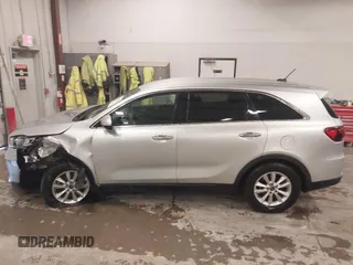 2019 Kia Sorento L z VIN 5XYPG4A3XKG575729, wystawiony jako IAAI lot #41851001 z przebiegiem 105 272 mil mil oraz . Historia ofert i sprzedaży dostępna na DreamBid. Obrazek 14.