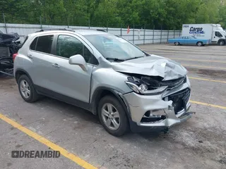 2020 Chevrolet Trax LT z VIN 3GNCJPSB3LL107513, wystawiony jako IAAI lot #42276450 z przebiegiem 54 260 mil mil oraz . Historia ofert i sprzedaży dostępna na DreamBid. Obrazek 1.