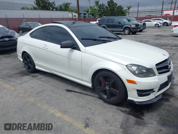 2014 Mercedes-Benz C 250 z VIN WDDGJ4HB6EG184292, wystawiony jako IAAI lot #42183329 z przebiegiem 122 449 mil mil oraz . Historia ofert i sprzedaży dostępna na DreamBid. Obrazek 1.