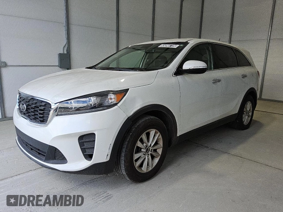 2019 Kia Sorento LX z VIN 5XYPG4A54KG482528, wystawiony jako Copart lot #55098735 z przebiegiem 128 821 mil mil oraz Czysty tytuł • Clean title. Historia ofert i sprzedaży dostępna na DreamBid. Obrazek 1.