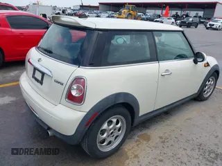 2012 MINI Hardtop z VIN WMWSU3C58CT542971, wystawiony jako IAAI lot #42421874 z przebiegiem 150 922 mil mil oraz . Historia ofert i sprzedaży dostępna na DreamBid. Obrazek 4.