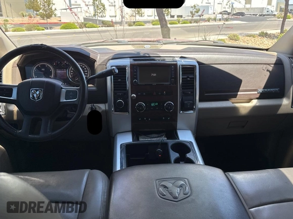 2010 Dodge 3500 SLT z VIN 3D73Y3HL6AG140269, wystawiony jako Copart lot #57510095 z przebiegiem 333 669 mil mil oraz Tytuł czysty. Historia ofert i sprzedaży dostępna na DreamBid. Obrazek 9.