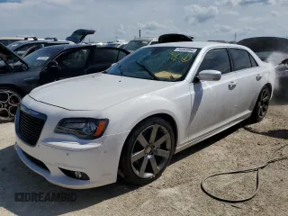 2013 Chrysler 300 SRT-8 z VIN 2C3CCAFJ4DH515521, wystawiony jako Copart lot #74442084 z przebiegiem Nie podano mil oraz Szkoda całkowita • Salvage title. Historia ofert i sprzedaży dostępna na DreamBid. Obrazek 1.