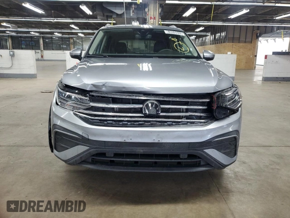 2024 Volkswagen Tiguan SE z VIN 3VV2B7AX0RM107682, wystawiony jako Copart lot #63655555 z przebiegiem 46 998 mil mil oraz Czysty tytuł • Clean title. Historia ofert i sprzedaży dostępna na DreamBid. Obrazek 5.