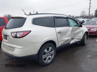 2014 Chevrolet Traverse LTZ z VIN 1GNKRJKDXEJ263349, wystawiony jako IAAI lot #41180521 z przebiegiem 141 564 mil mil oraz . Historia ofert i sprzedaży dostępna na DreamBid. Obrazek 4.