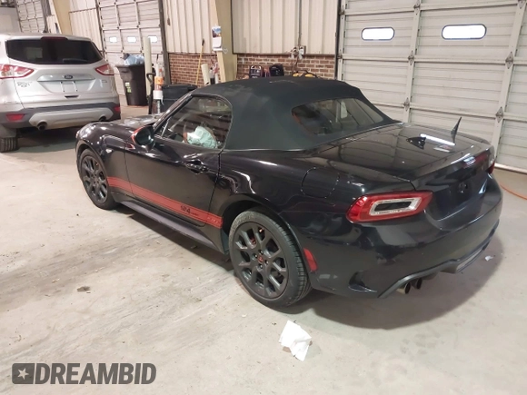 2018 FIAT 124 Spider Classica z VIN JC1NFAEK8J0133673, wystawiony jako IAAI lot #41596589 z przebiegiem 55 703 mil mil oraz . Historia ofert i sprzedaży dostępna na DreamBid. Obrazek 3.