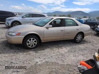 1999 Toyota Camry LE z VIN JT2BF28K3X0235505, wystawiony jako Copart lot #57854905 z przebiegiem Nie podano mil oraz Szkoda całkowita • Salvage title. Historia ofert i sprzedaży dostępna na DreamBid. Obrazek 1.