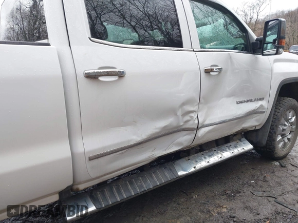 2019 GMC Sierra 2500HD Denali with VIN 1GT12SEY8KF226666, listed as a IAAI auction lot 41717939 with 45,325 mi miles. Bid and sale history available at carsss.com. Image 12.