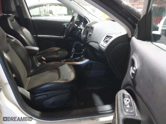 2020 Jeep Compass Latitude with VIN 3C4NJDBB0LT175428, listed as a IAAI auction lot 41620773 with 95,382 mi miles. Bid and sale history available at carsss.com. Image 5.