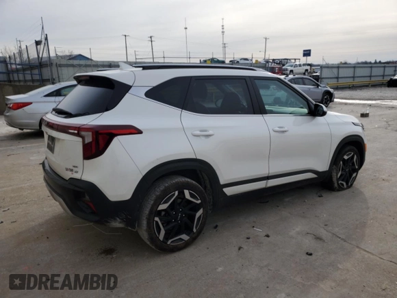 2024 Kia Seltos SX z VIN KNDETCA7XR7563829, wystawiony jako Copart lot #84300884 z przebiegiem 11 982 mil mil oraz Szkoda całkowita • Salvage title. Historia ofert i sprzedaży dostępna na DreamBid. Obrazek 3.